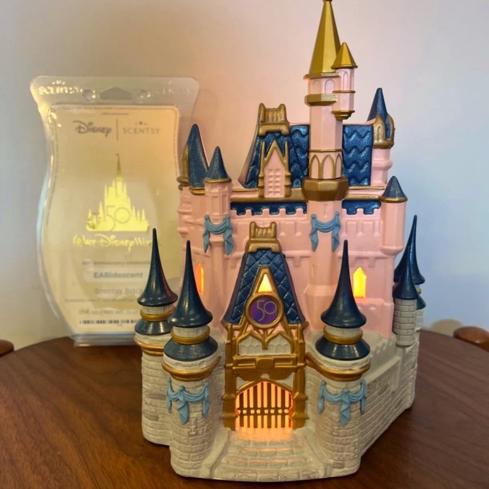 Scentsy "Walt Disney World 50th Anniversary  Cinderella Castle" Warmer with bar